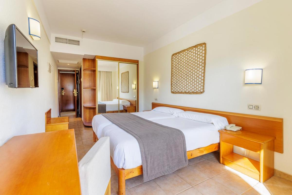 Una televisión o centro de entretenimiento en Hotel Eden Nord Soller