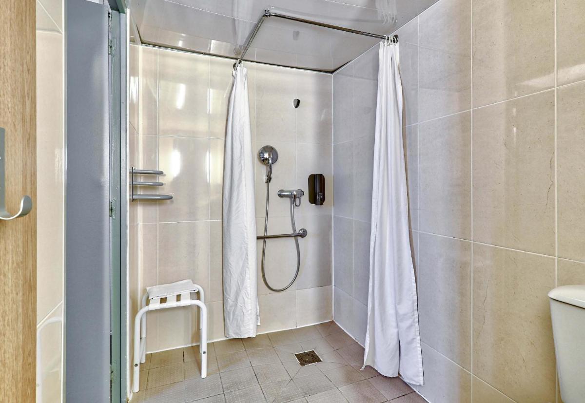 B&B HOTEL Clermont-Ferrand Le Brézet Aéroport - Housity