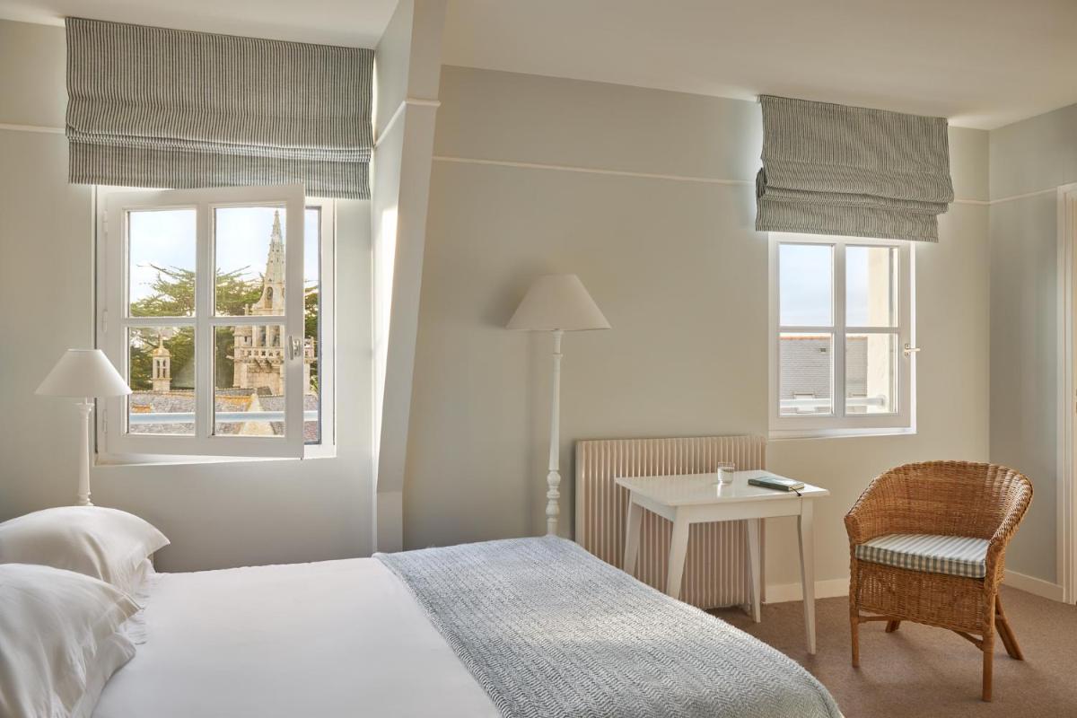 Un ou plusieurs lits dans un hébergement de l'établissement Le Grand Hotel des Bains & Spa - Bretagne