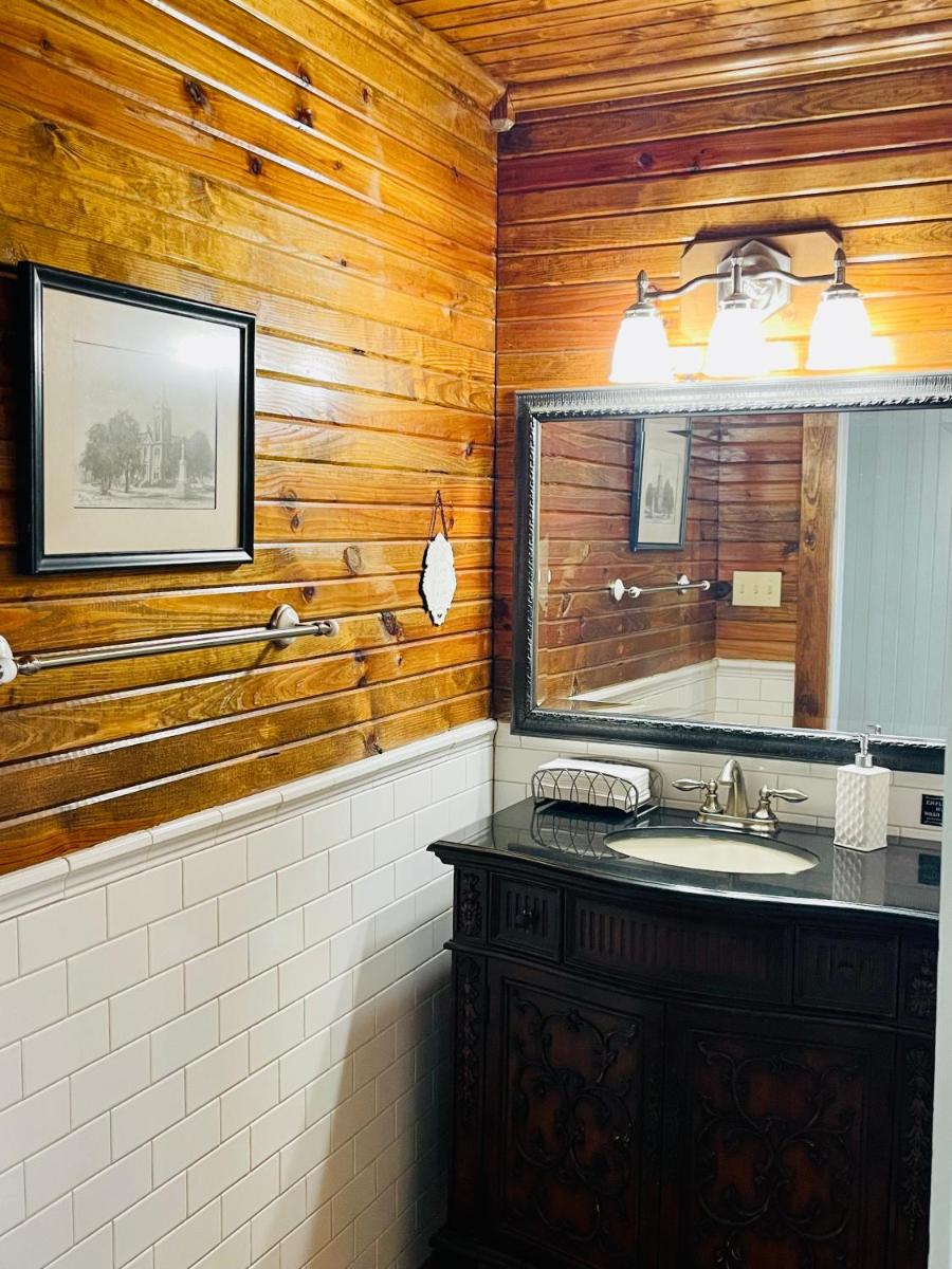 Dabbs Hotel Bed and Breakfast - Housity