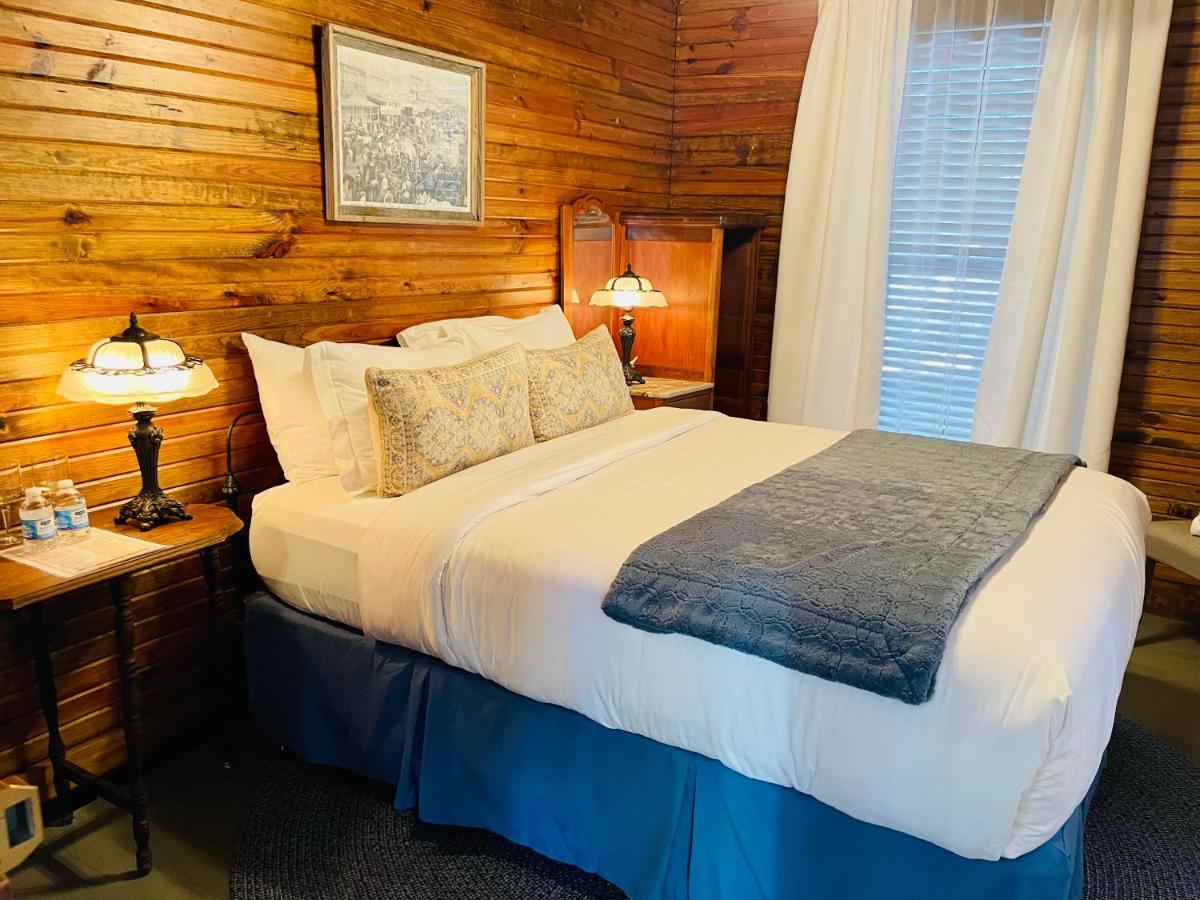 Dabbs Hotel Bed and Breakfast - Housity