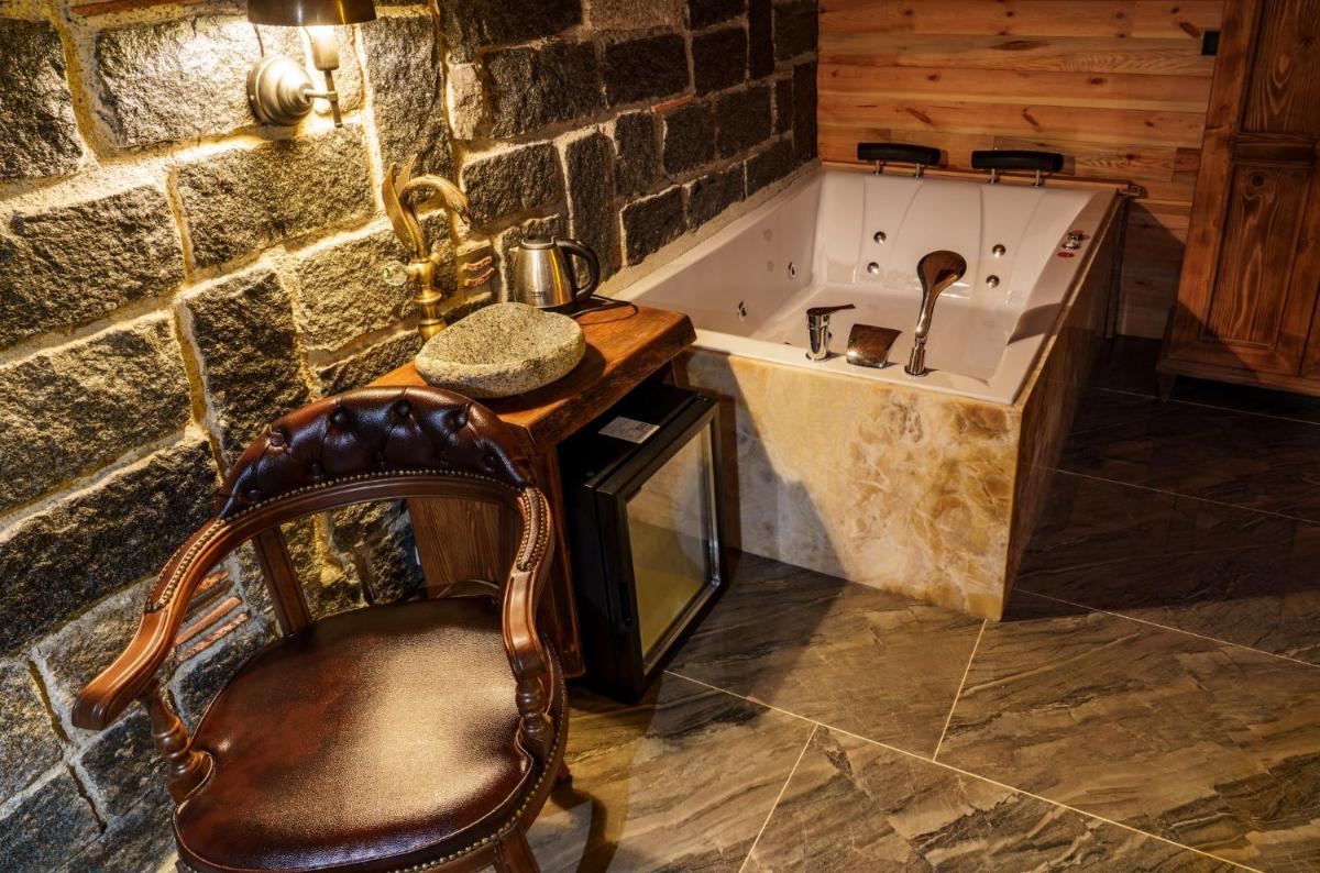 Hobbit Chalet - Housity