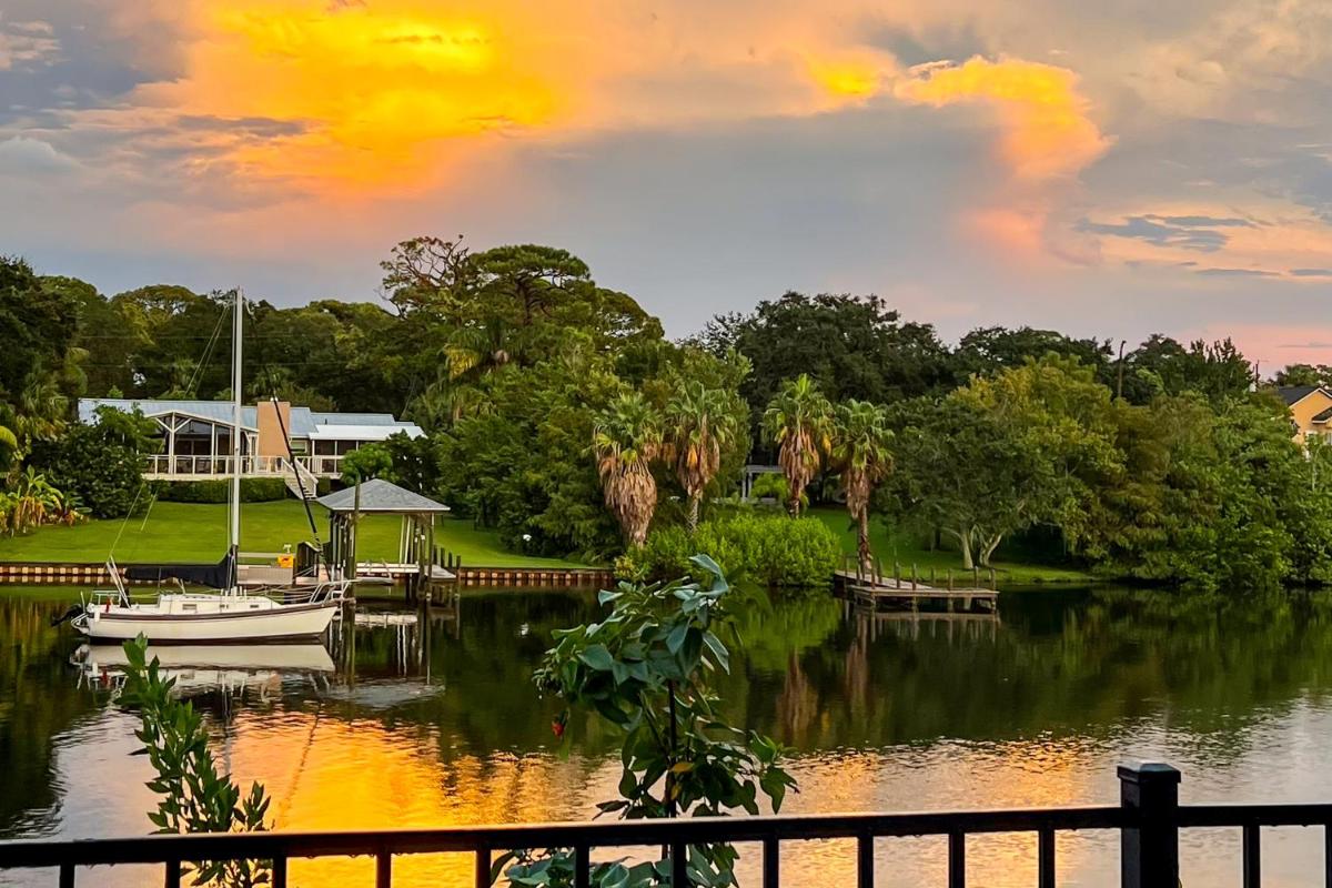 Riverfront Paradise - Housity