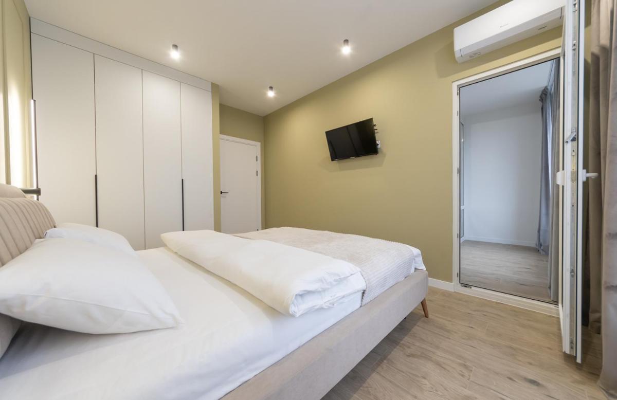 Luxury apartment near metro station Osokorky - Housity