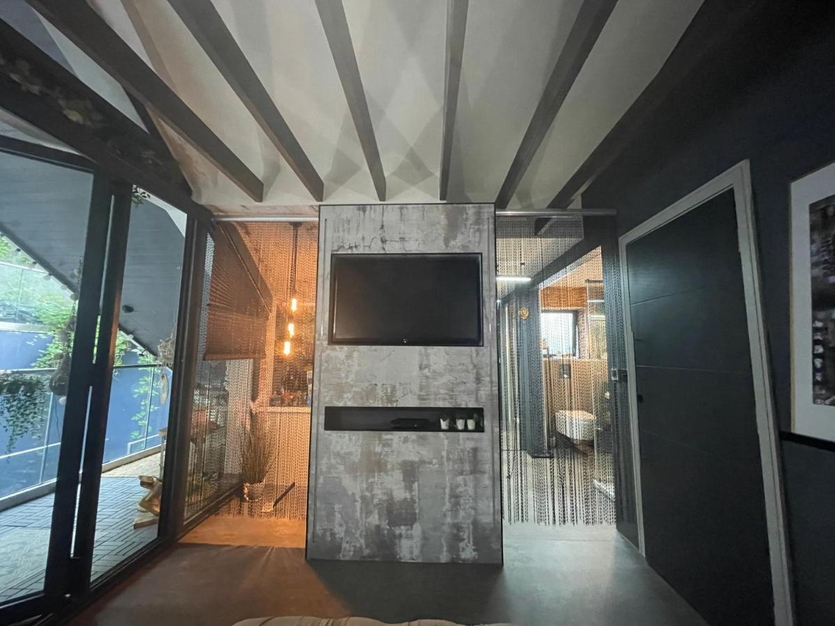 Unique and Artsy Holiday Shared Home - Housity