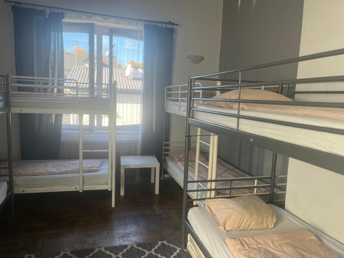 4 Couples & 4 Friends Hostel - Housity