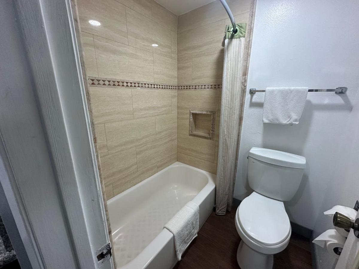 Palm Inn Hotel near Tyler Mall Riverside - Housity