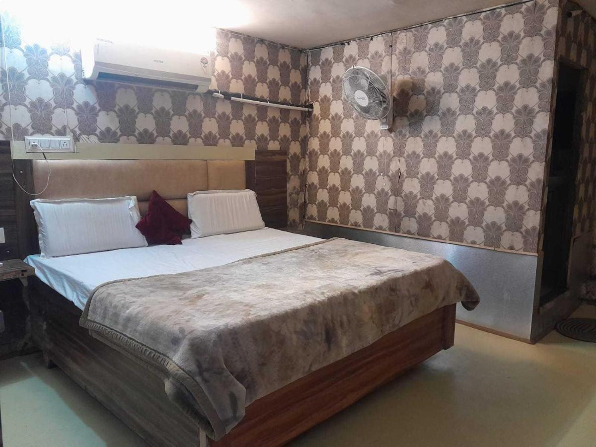 OYO Hotel Blue Star - Housity
