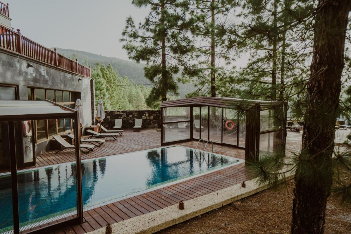 Casa con piscina y terraza de madera en Hotel Spa Villalba, en Vilaflor
