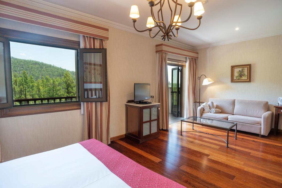 Habitación con cama, sofá y ventana en Hotel Spa Villalba, en Vilaflor 218 fotos más