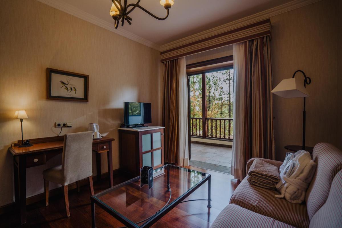 Una televisión o centro de entretenimiento en Hotel Spa Villalba