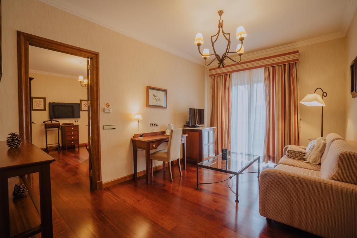 Una televisión o centro de entretenimiento en Hotel Spa Villalba
