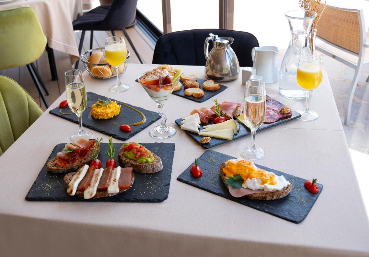 Comida en o cerca de este hotel