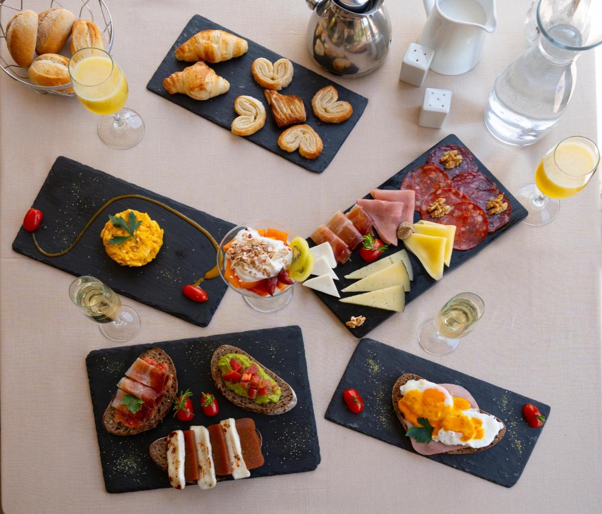 Comida en o cerca de este hotel