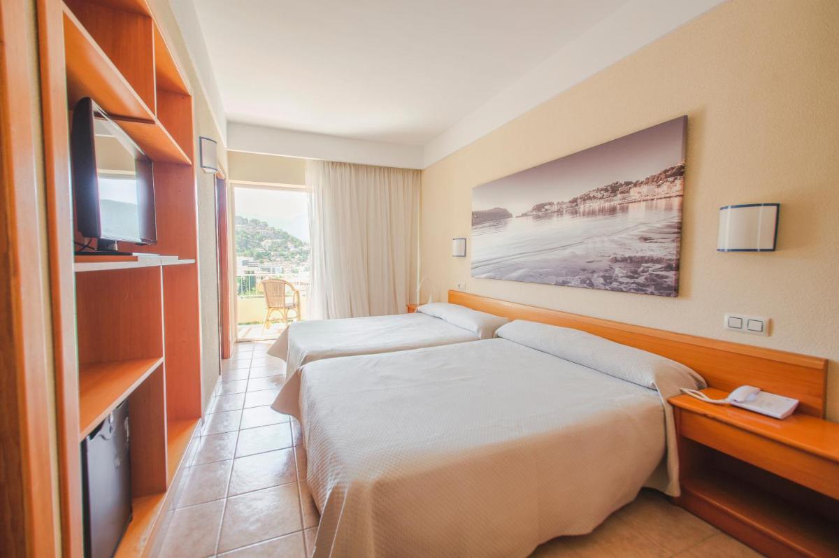 Una habitación de hotel con dos camas y un televisor. en Hotel Eden Nord Soller, en Puerto de Sóller 74 fotos más