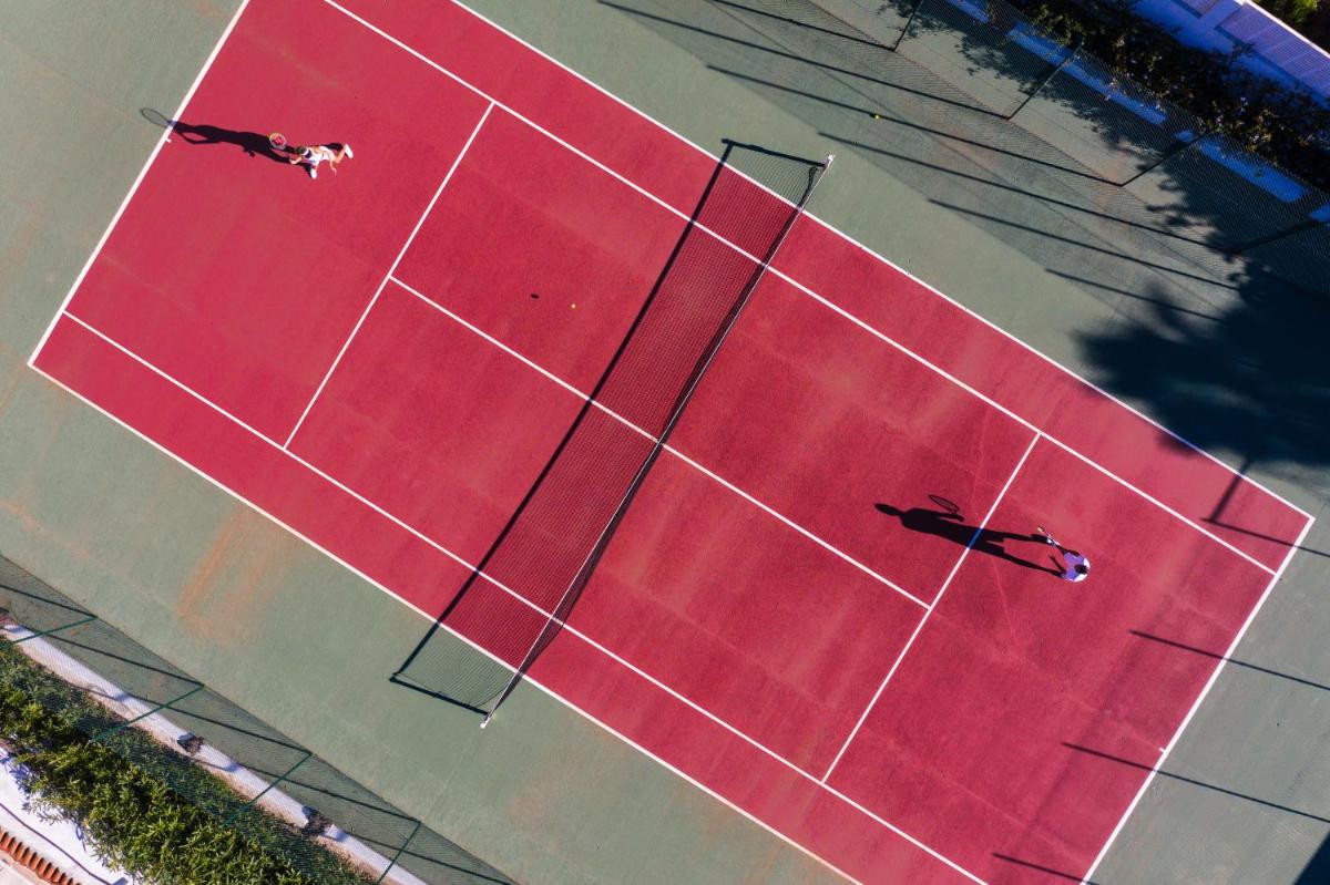 Instalaciones para jugar a tenis o squash en OCEANO Health Spa Hotel o alrededores