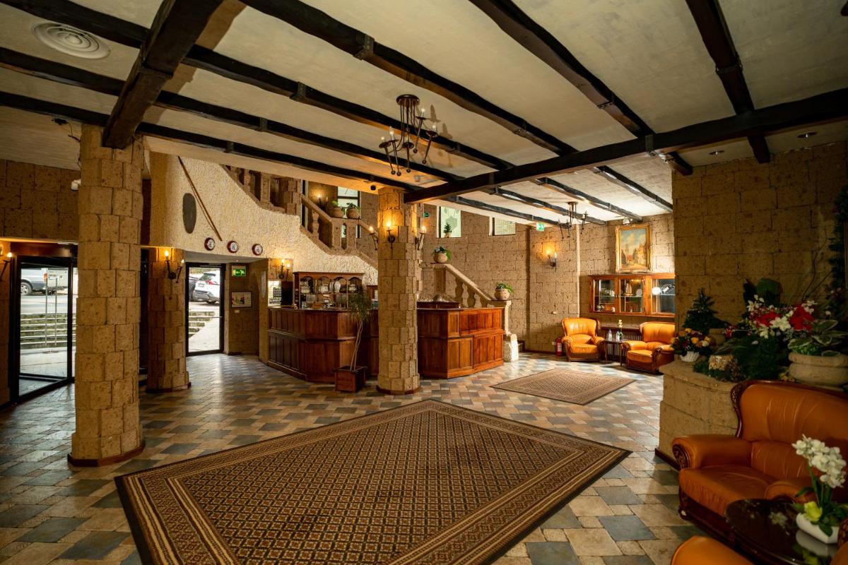 Suitetrails - House of Dracula Hotel