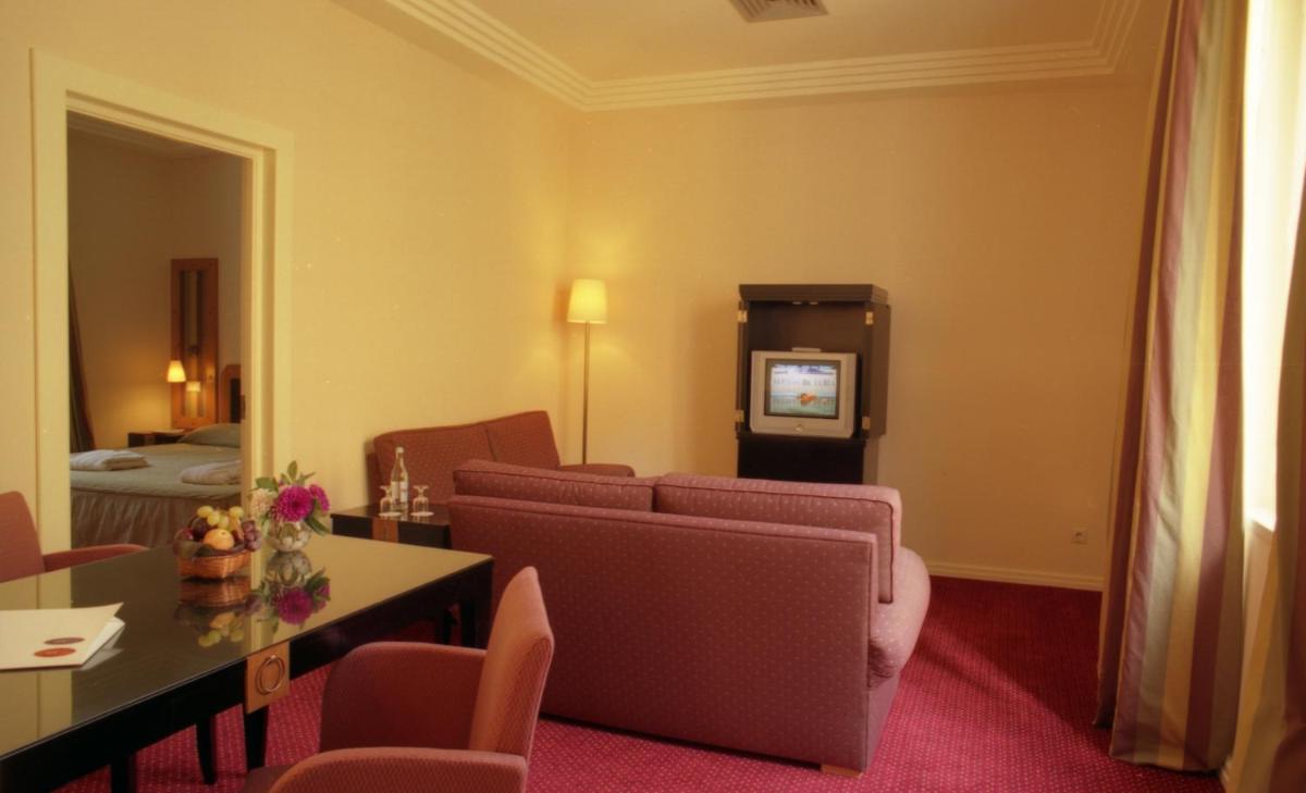 Uma televisão e/ou sistema de entretenimento em Hotel Termas da Curia