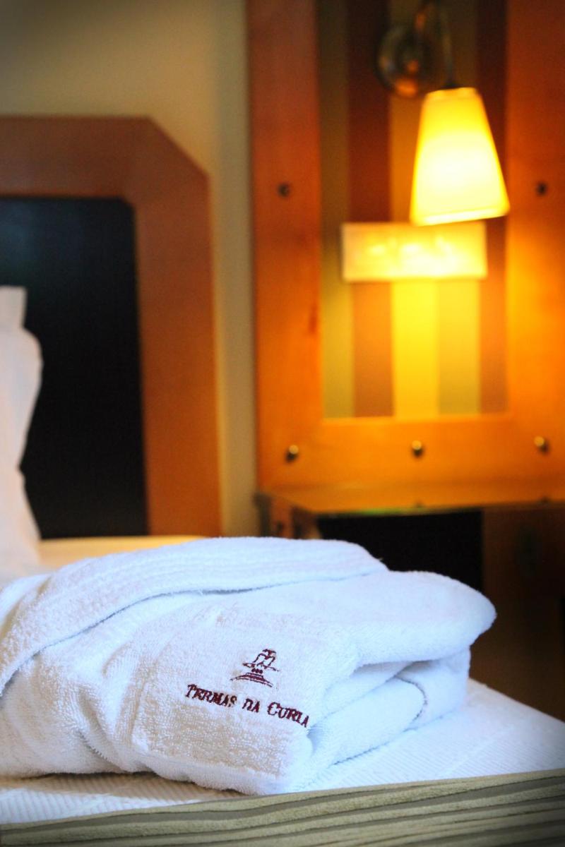 uma toalha branca em cima de uma cama em Hotel Termas da Curia em Curia