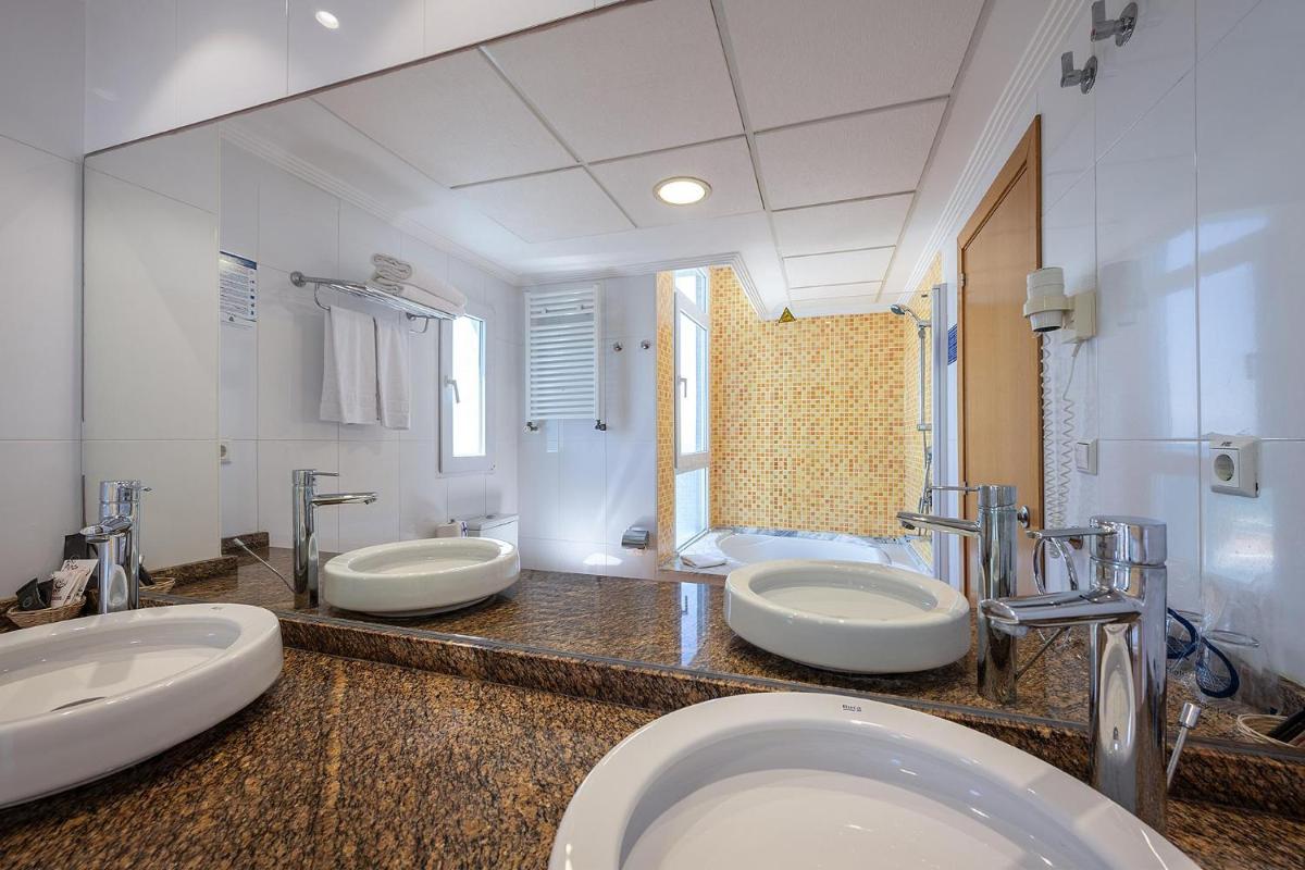 Un baño de Hotel Playas de Guardamar