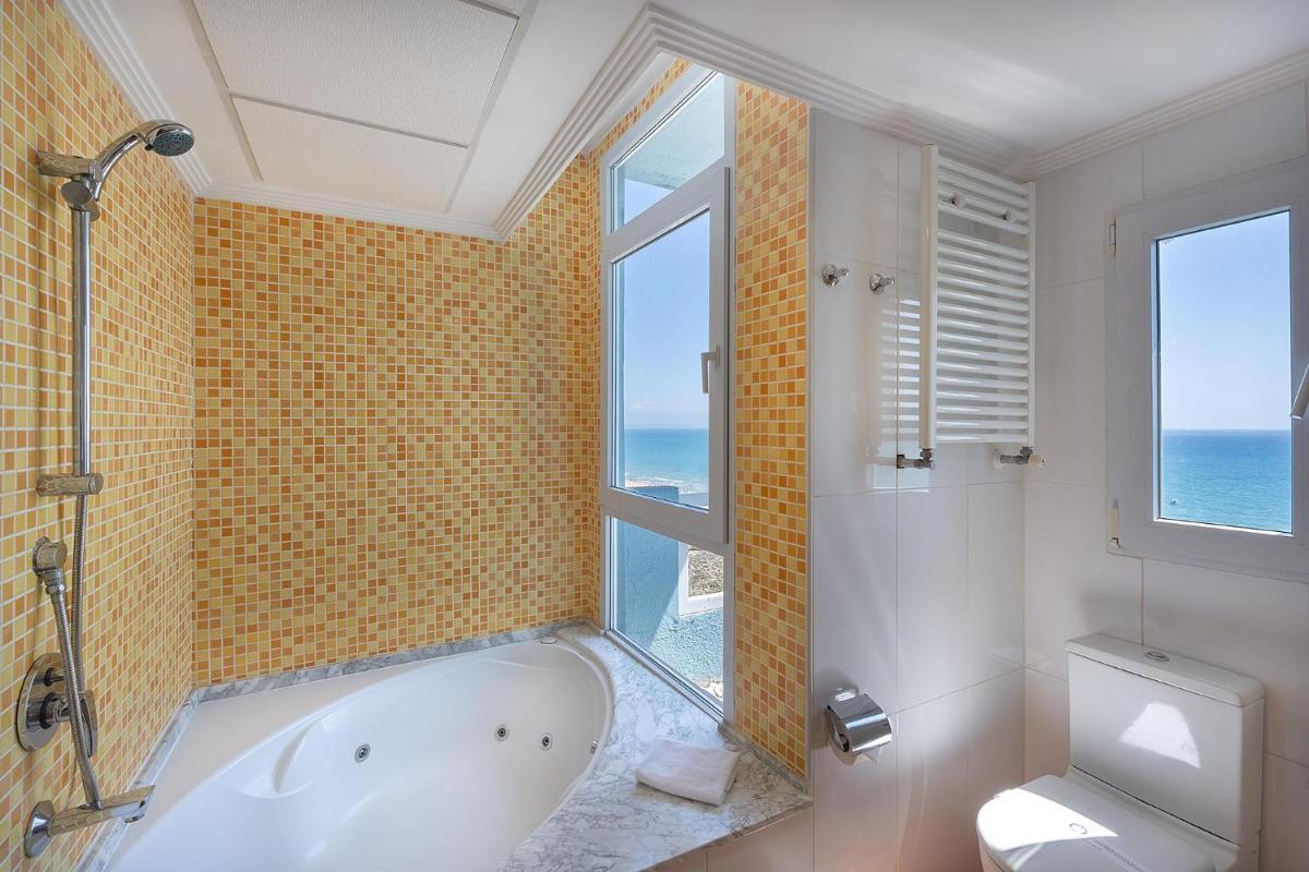 Un baño de Hotel Playas de Guardamar
