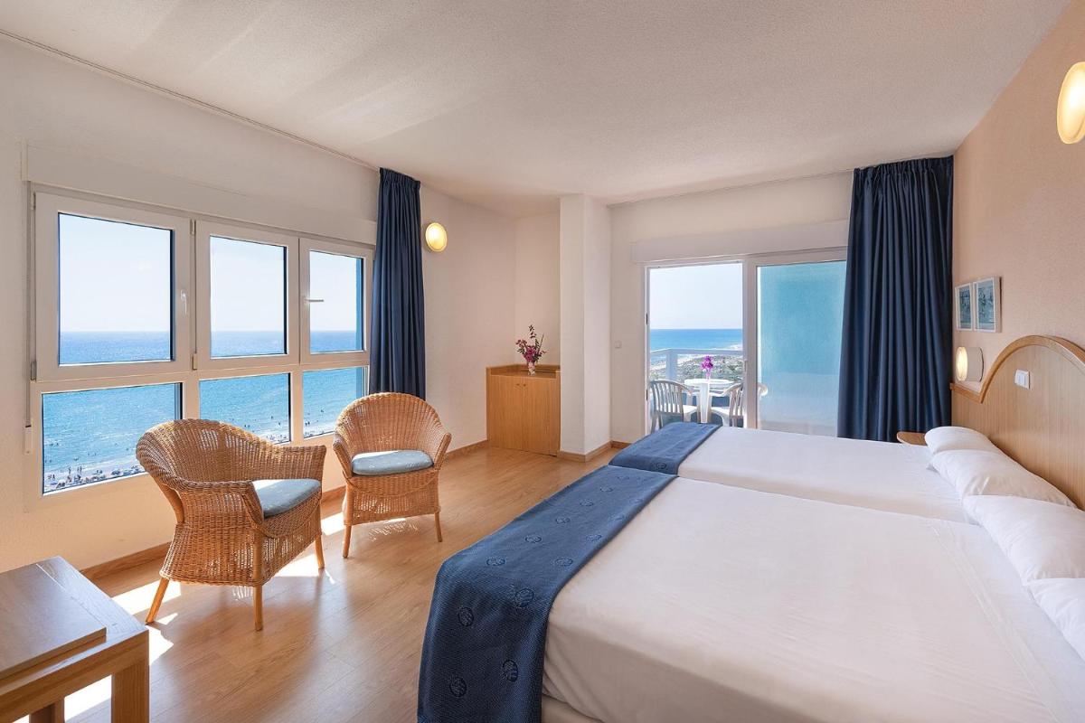 Cama o camas de una habitación en Hotel Playas de Guardamar