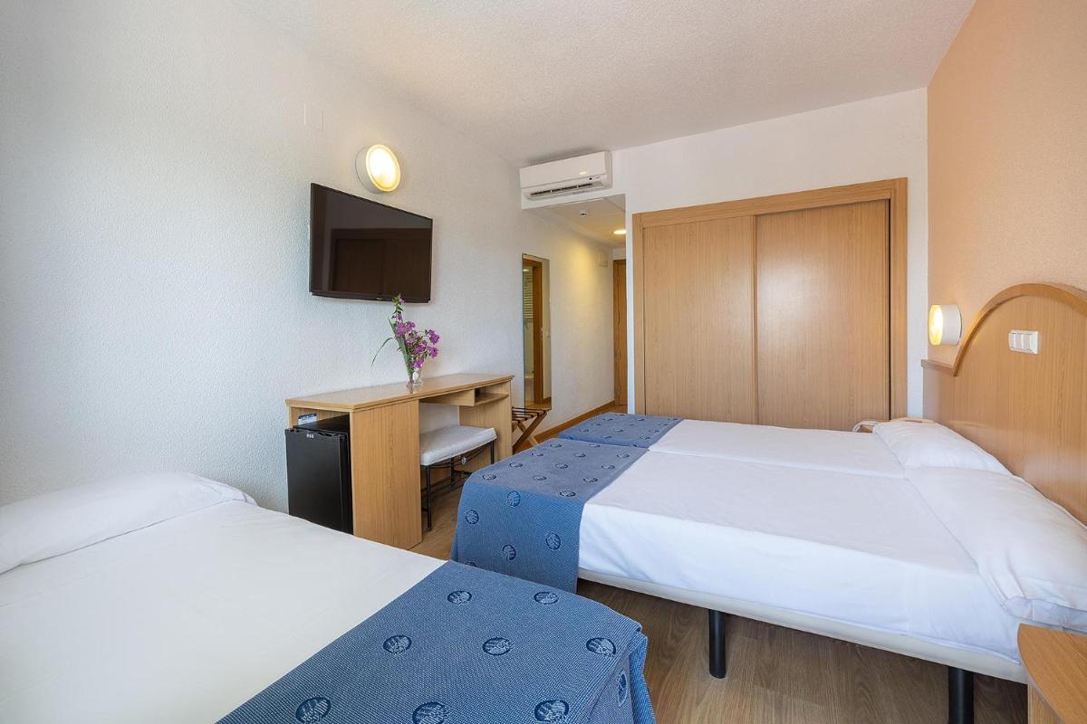 Cama o camas de una habitación en Hotel Playas de Guardamar