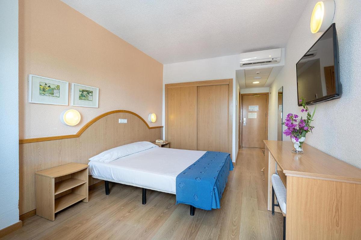 Cama o camas de una habitación en Hotel Playas de Guardamar