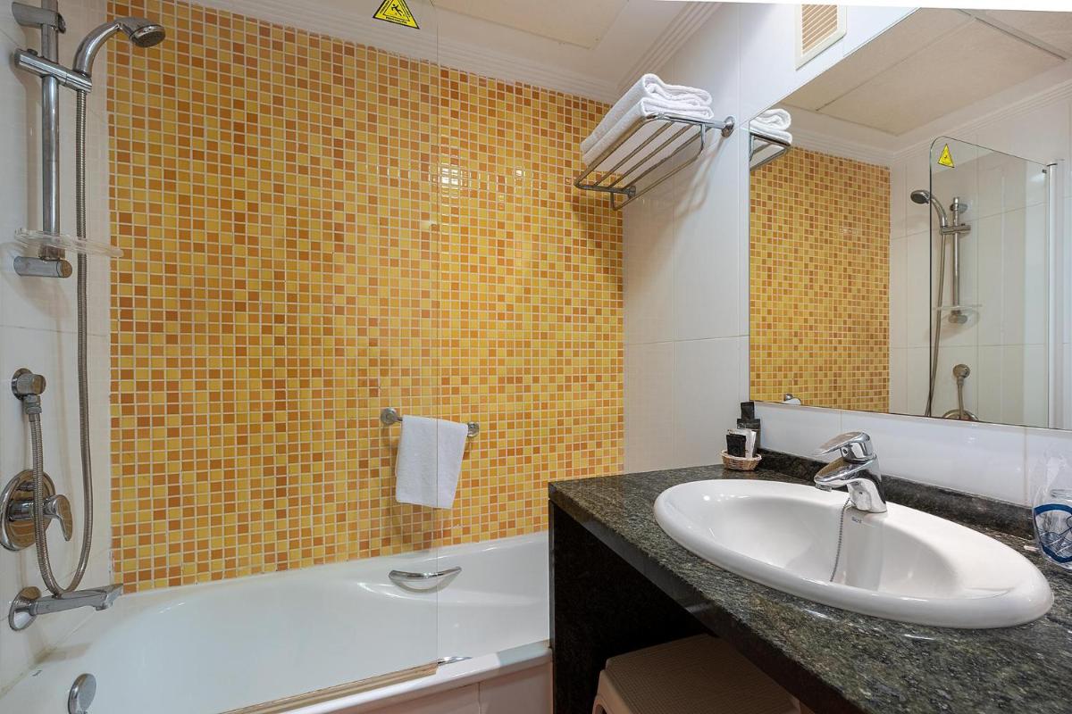 Un baño de Hotel Playas de Guardamar