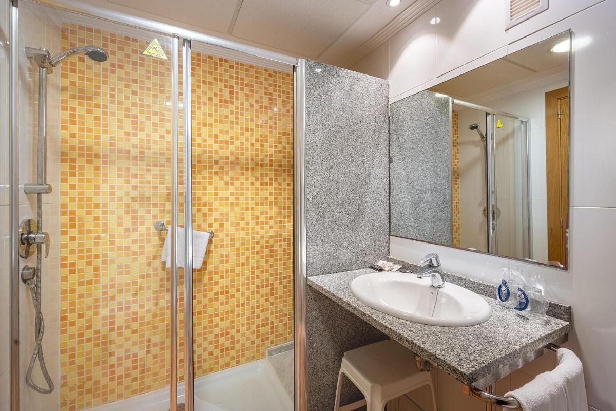 Un baño de Hotel Playas de Guardamar
