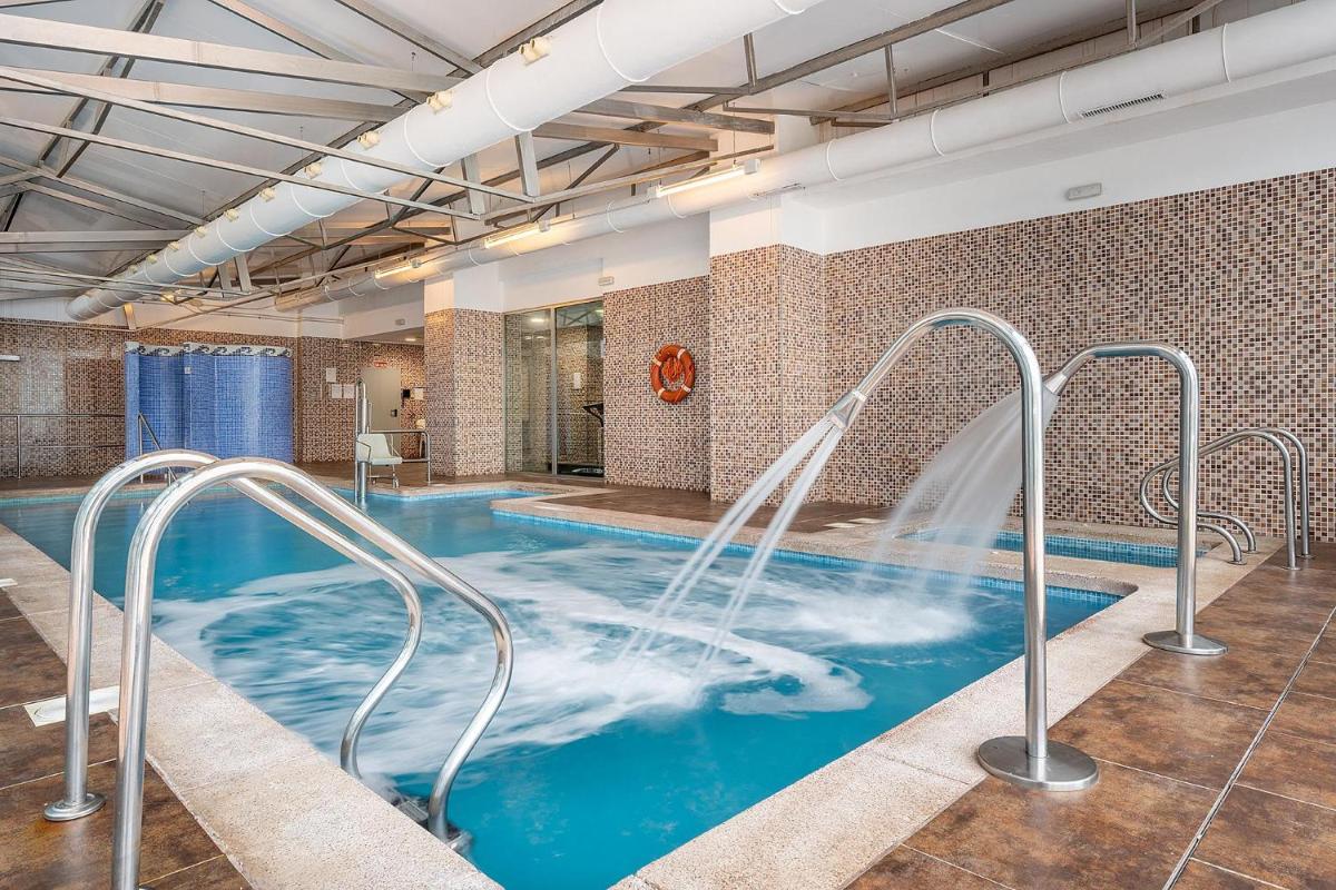 una piscina con un tobogán de agua en un edificio en Hotel Playas de Guardamar, en Guardamar del Segura