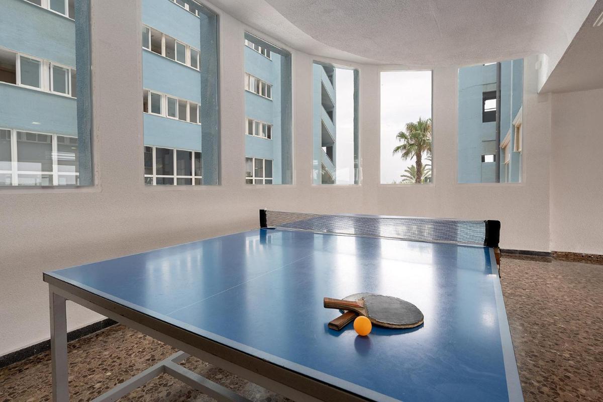 Instalaciones para jugar al ping pong en Hotel Playas de Guardamar o alrededores