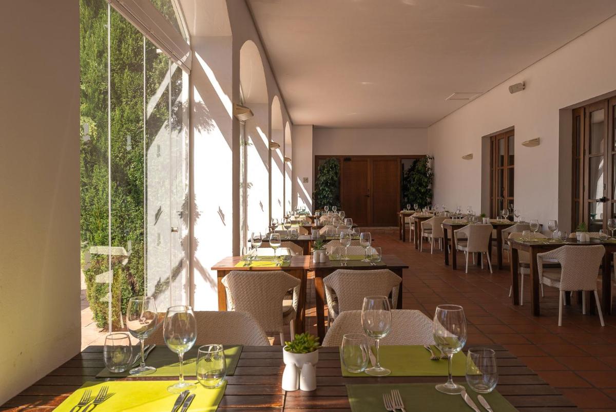 Un restaurante o sitio para comer en Hotel Fuerte Conil-Resort