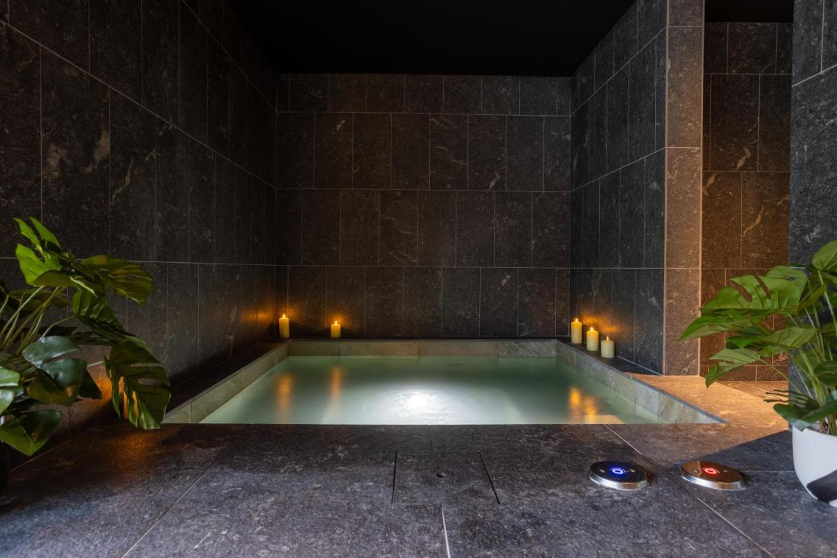 Piscine de l'établissement Miura ou située à proximité