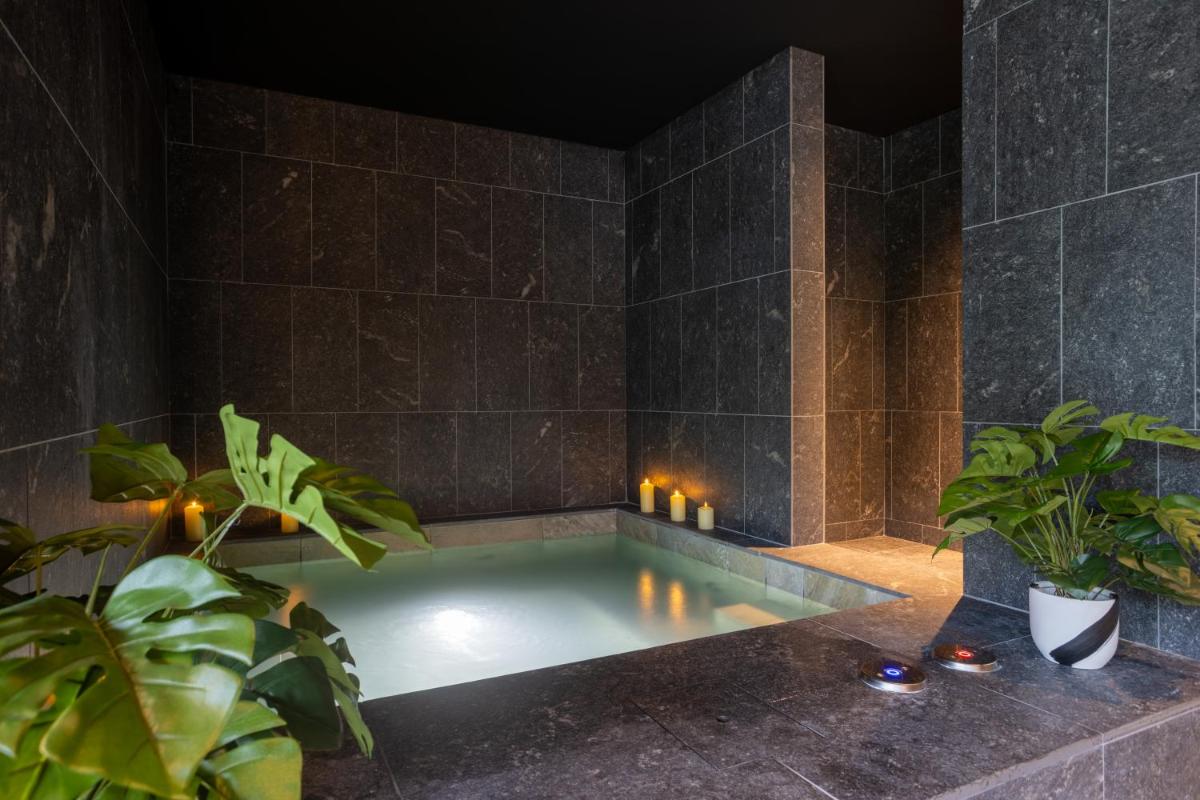 Piscine de l'établissement Miura ou située à proximité