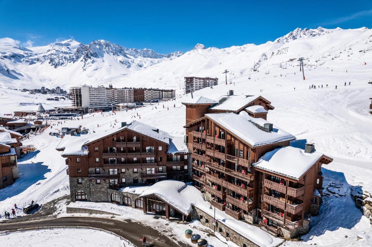 une station de ski avec des bâtiments recouverts de neige dans l'établissement Résidences Village Montana by Les Etincelles, à Tignes