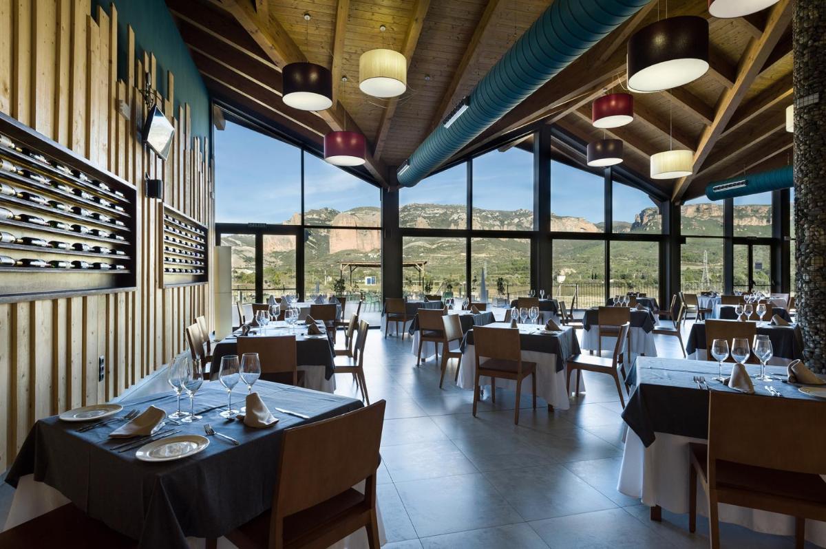 Un restaurante o sitio para comer en Hotel Spa Aguas de los Mallos