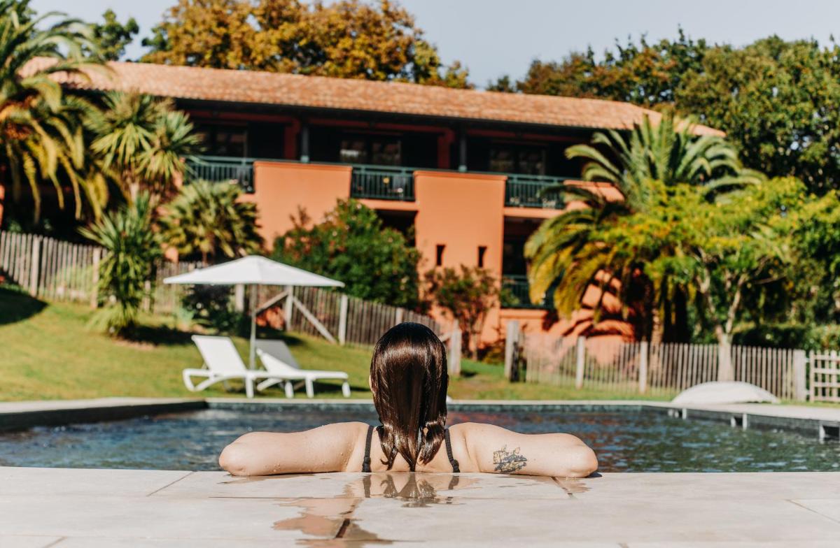 Piscine de l'établissement Les Frères Ibarboure - Hôtel 4 étoiles, Spa extérieur sensoriel et Restaurant étoilé à Bidart ou située à proximité