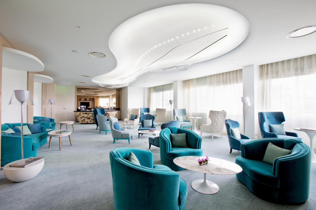 Coin salon dans l'établissement Miramar La Cigale Hotel Thalasso & Spa