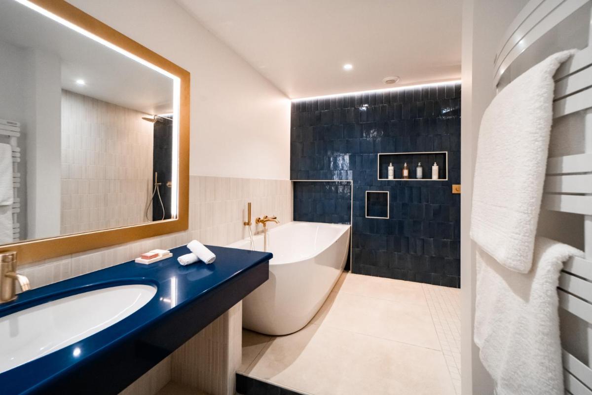 Salle de bains dans l'établissement Les Frères Ibarboure - Hôtel 4 étoiles, Spa extérieur sensoriel et Restaurant étoilé à Bidart