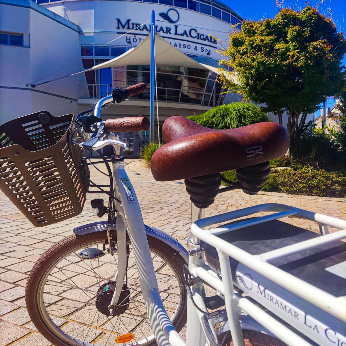Vélo sur le terrain de l'établissement Miramar La Cigale Hotel Thalasso & Spa ou dans les environs