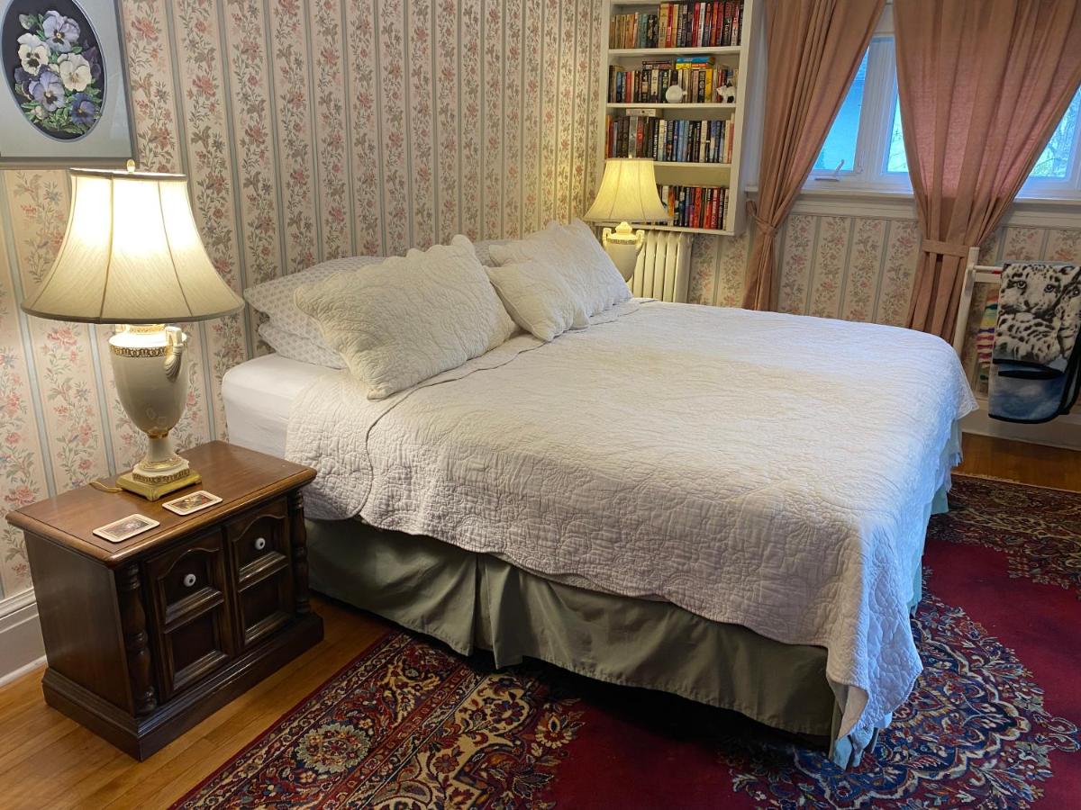 Bernard Gray Hall Bed and Breakfast - Housity