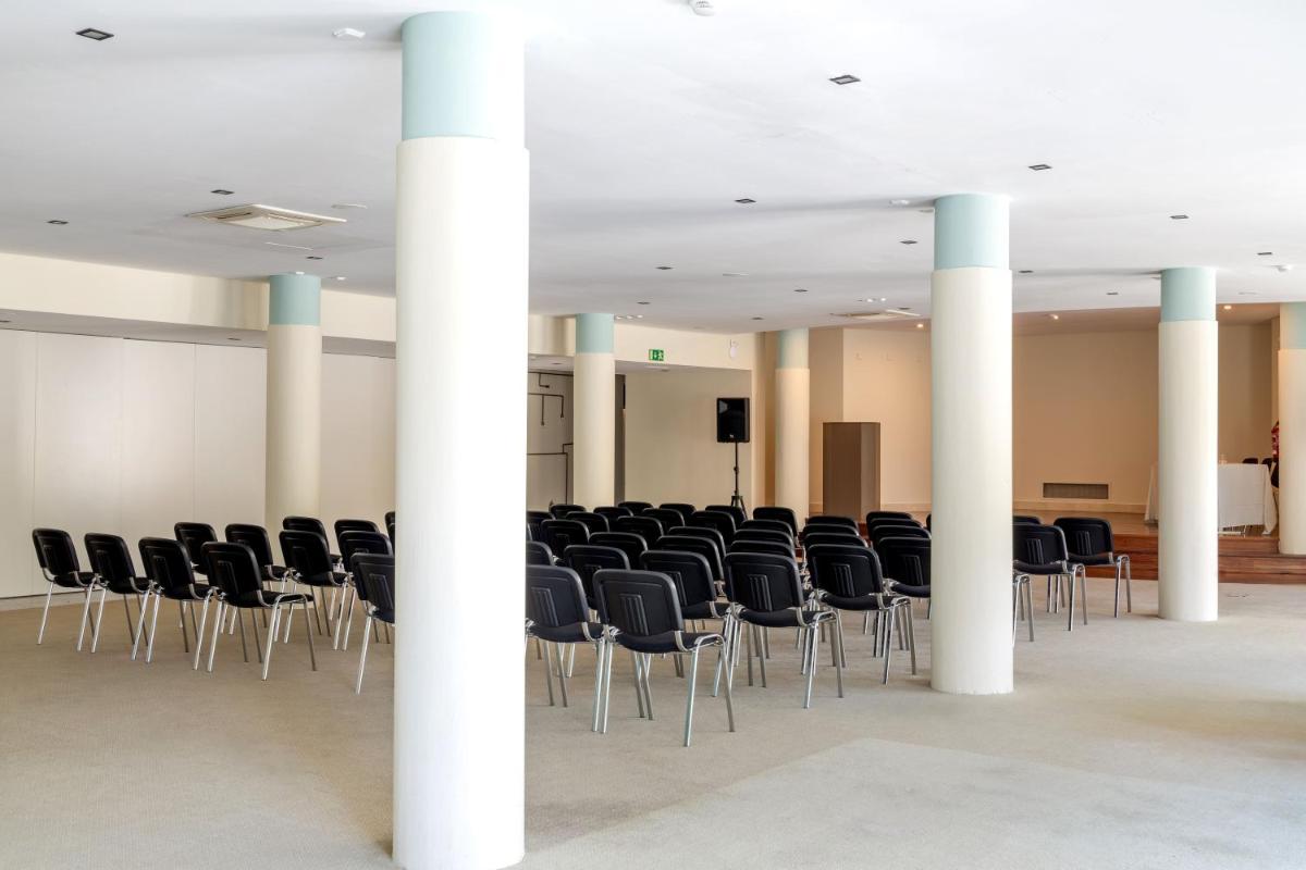 A área empresarial e/ ou a sala de conferências de Hotel Porta do Sol Conference & SPA