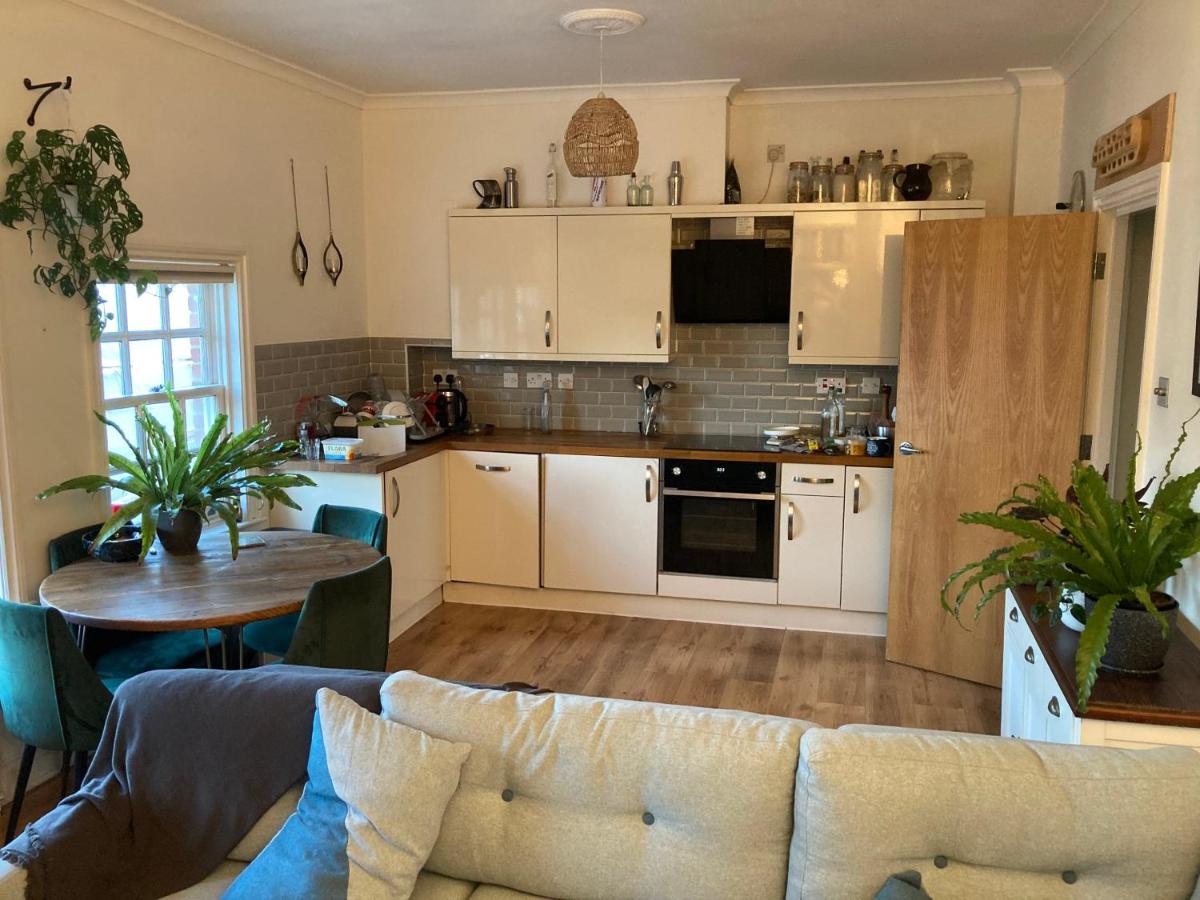 Cozy & Peaceful 2-Bedroom Apartment on Vibrant Church Street - Housity