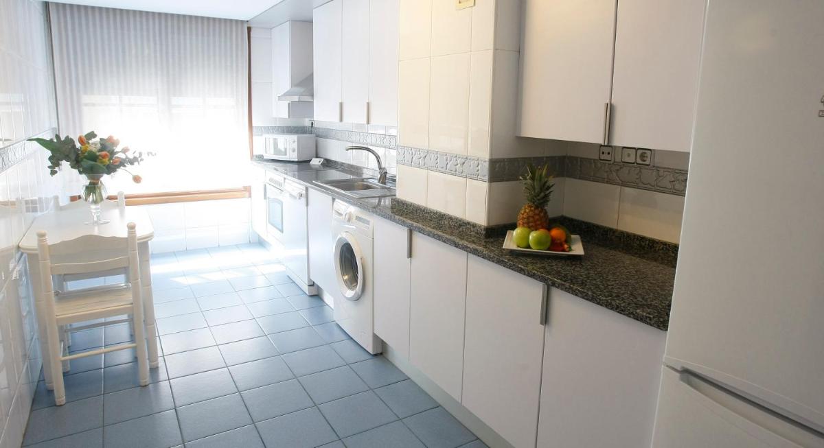 Una cocina o zona de cocina en Aparthotel Los Girasoles