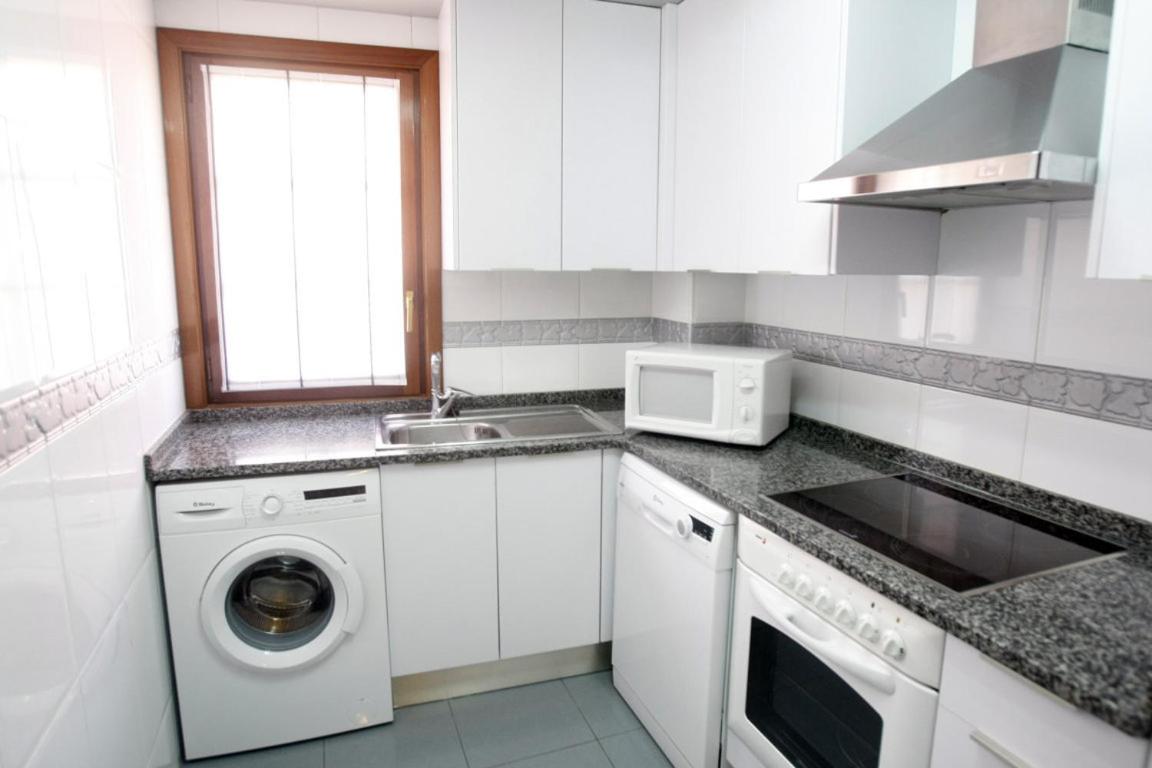 Una cocina o zona de cocina en Aparthotel Los Girasoles