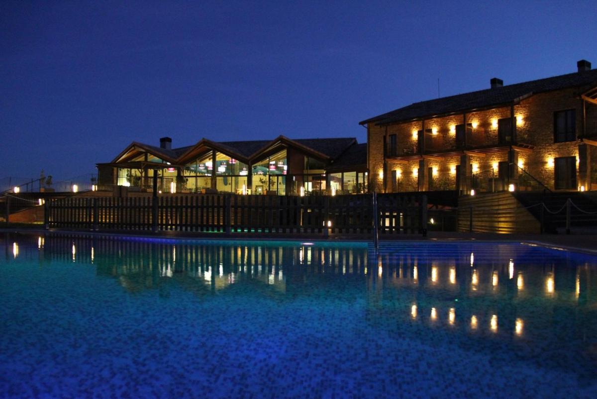 Piscina en o cerca de Hotel Spa Aguas de los Mallos