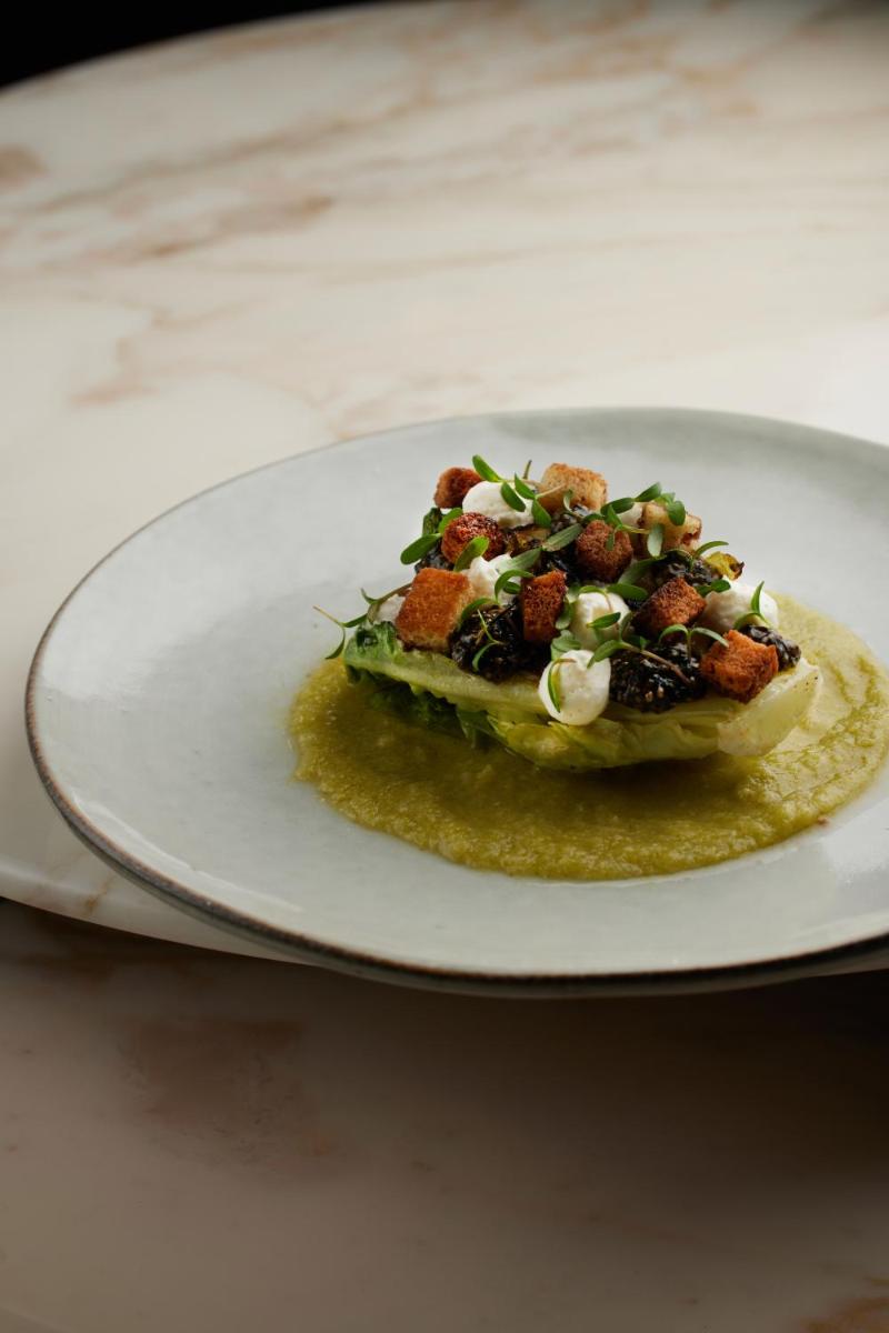 une assiette avec un plat de nourriture sur une table dans l'établissement 5 Terres Hotel & Spa - MGallery Collection, à Barr