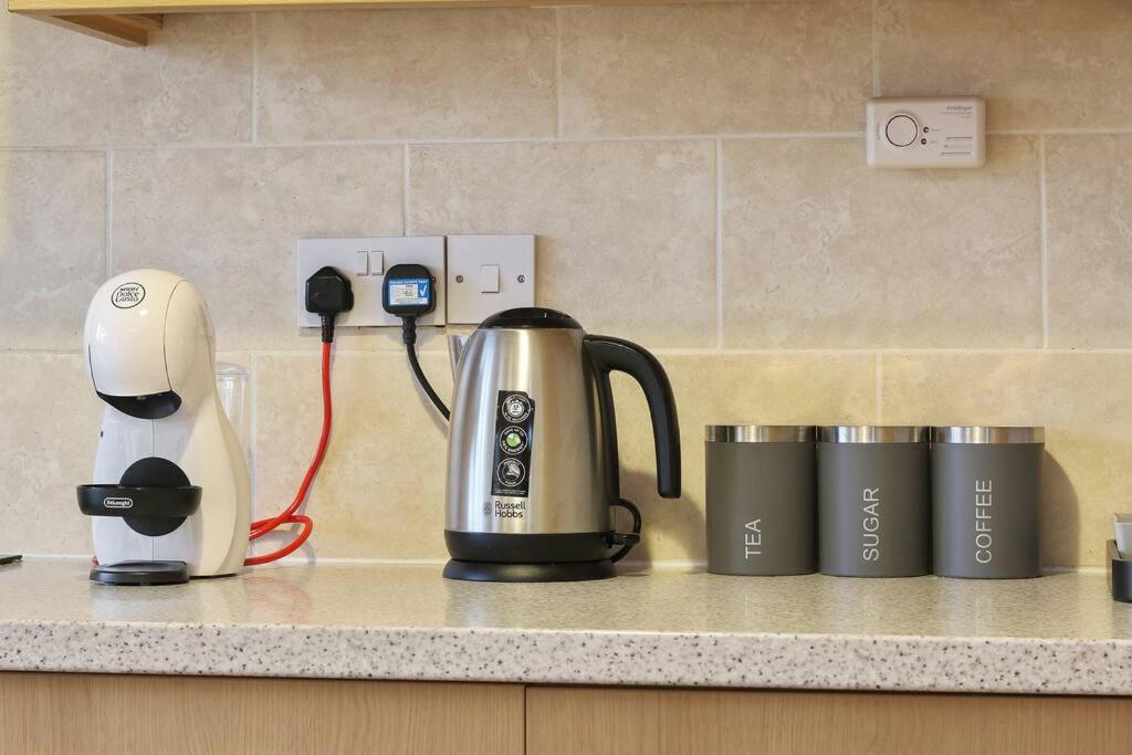 Suitetrails - Large 4 bed Coventry house Contractors Professionals Private parking Close to NEC