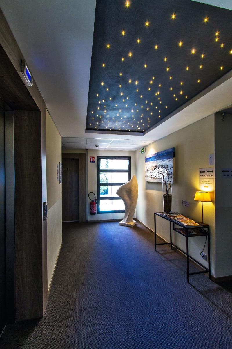 un couloir avec un plafond étoilé dans l'établissement Forme-hotel & Spa Montpellier Sud-Est - Parc Expositions - Arena, à Mauguio 49 autres photos